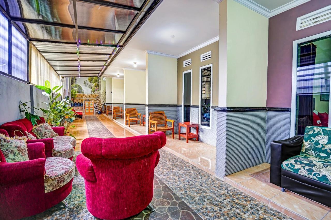 Super Oyo 90642 Lancar Homestay Syariah Tlekung Экстерьер фото