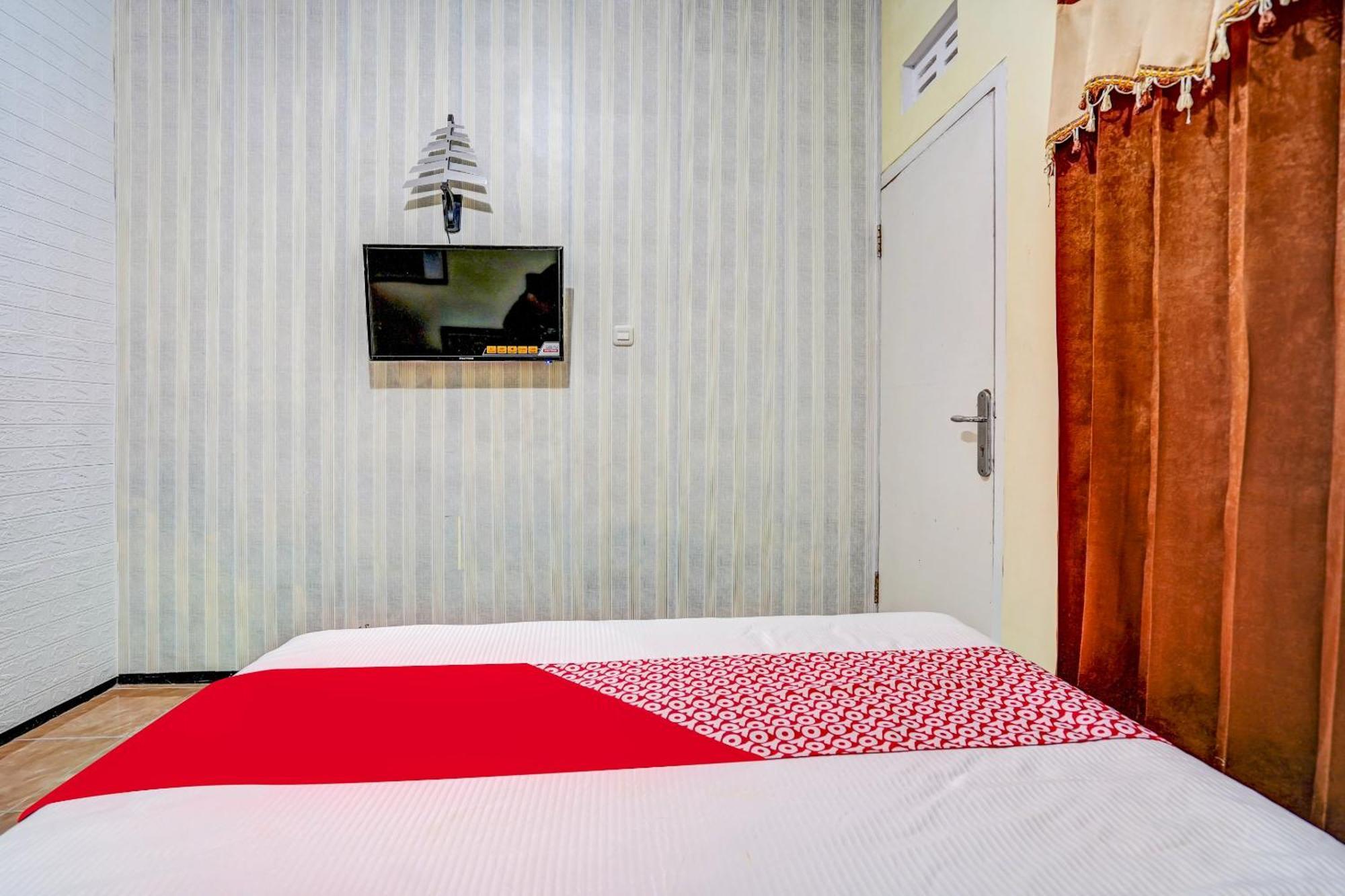 Super Oyo 90642 Lancar Homestay Syariah Tlekung Экстерьер фото